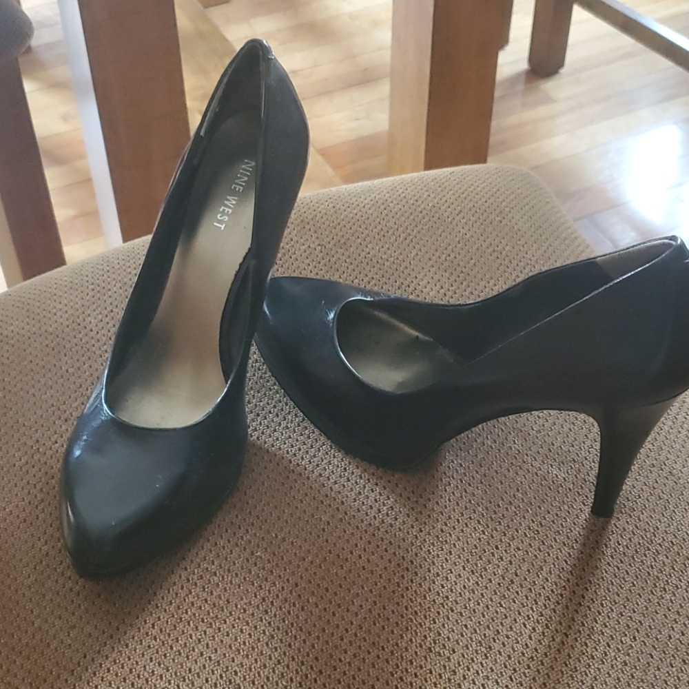Black pumps